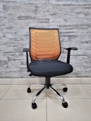 Кресло Barneo K-138 для персонала (черная ткань оранжевая сетка) в Полевском - polevskoy.mebel-74.com | фото